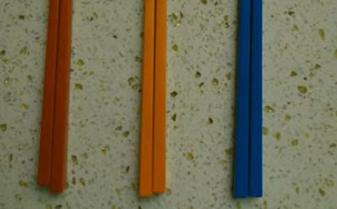 小班综合教案:玩筷子