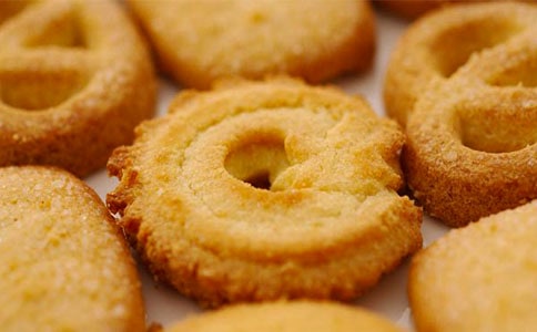 小班美术活动《笑脸饼干》教案