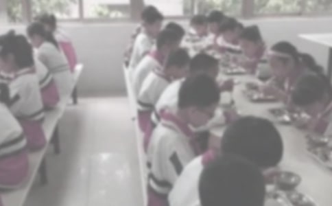 拿筷子吃饭(打一成语)