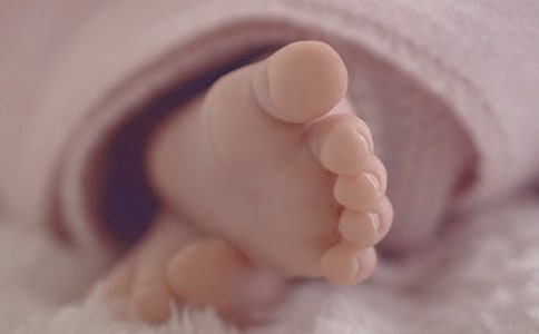 为什麽刚出生的小孩就死了?