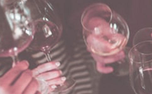 女人喝酒说说心情短语 喝酒发朋友圈一杯敬自己的句子