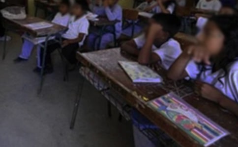 小红与妈妈都在同一个班里上课,这是为什么?