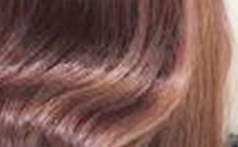 一个人掉到河里,还挣扎了几下,它从河里爬上来,衣服全湿了,头发却没湿,为什么?