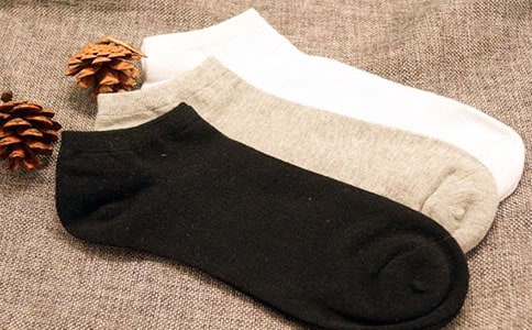 小明新买的袜子就有一个洞,他却不去找售货员换,你知道为什么吗?