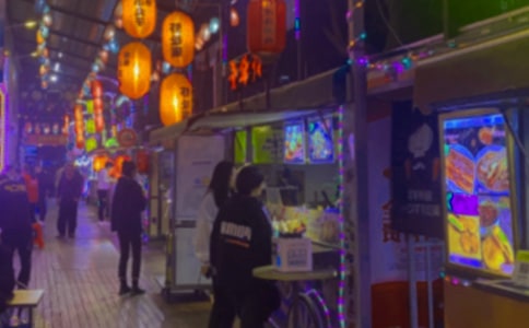 各大车站堪比春运 高校迎新点像夜市摆摊